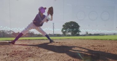 Çeşitli bayan beyzbol oyuncuları üzerinde veri işleme animasyonu. Küresel spor ve dijital arayüz kavramı dijital olarak oluşturulmuş video.