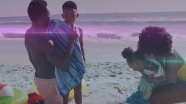 Koşan bir grup kadın ve erkek üzerinde veri işleme animasyonu. Etkinlik eğlence yazı ve müzik konsepti dijital olarak oluşturulmuş video.