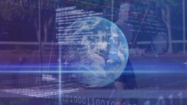Tenis oynayan beyaz kadın hakkında veri, küre ve ikili kod animasyonu. Küresel spor, finans ve veri işleme kavramı dijital olarak oluşturulmuş video.
