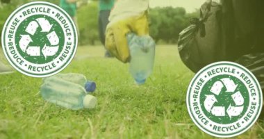 Beyaz gönüllülerin atığı ayırması üzerine ekoloji ikonlarının animasyonu. Geri dönüşüm haftası, ekoloji ve kutlama konsepti dijital olarak oluşturulmuş video.