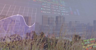 Şehir manzarası üzerinde finansal grafik ve veri işleme resmi. Küresel iş, finans, veri işleme ve dijital arayüz kavramı dijital olarak oluşturuldu.