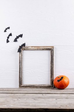 Fotokopi alanı olan çerçeve, cadılar bayramı süslemeleri ve beyaz arka planda balkabağı bileşimi. Cadılar Bayramı, sonbahar, gelenek ve kutlama konsepti.