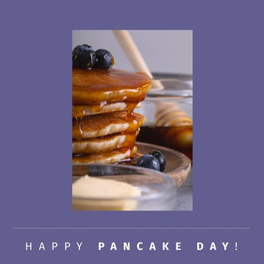 Mor arka planda böğürtlenli krep resmi. Kahvaltı, tatlı, abur cubur ve tatlı konsepti..