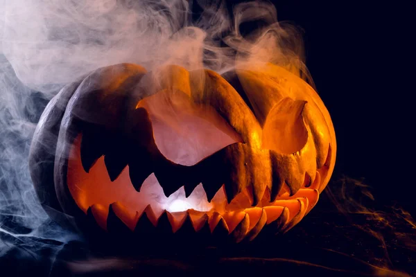 Composizione Zucca Intagliata Halloween Con Fumo Luce Arancione Fondo Nero — Foto Stock