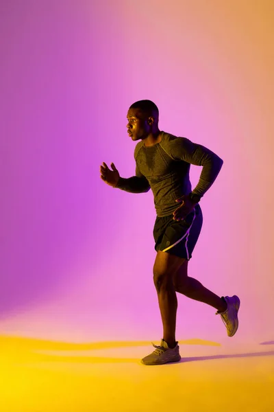 Corredor Masculino Afro Americano Com Sportswear Sobre Iluminação Rosa Esporte — Fotografia de Stock
