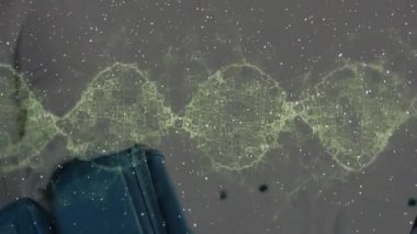 Hastanın üzerine basınçlı DNA dizilimi. Küresel tıp ve dijital arayüz kavramı dijital olarak oluşturulmuş video.