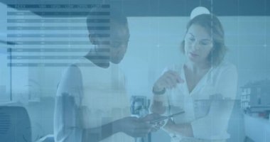 Ofisteki çeşitli iş adamları üzerinde finansal veri işleme ve şehir manzarasının animasyonu. Küresel iş ve dijital arayüz kavramı dijital olarak oluşturulmuş video.