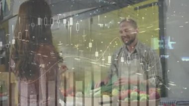 Mağazadaki beyaz kadın hakkında veri işleme animasyonu. Küresel iş ve dijital arayüz kavramı dijital olarak oluşturulmuş video.