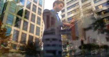 Kafkas işadamlarının üzerinde tablet kullanarak yürüyen insanlarla zaman çizelgesi animasyonu. İş, yaşam tarzı ve şehir hayatı konsepti dijital olarak oluşturuldu.