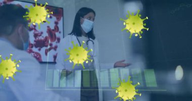 Grafikler üzerinde sarı virüs hücresi animasyonu ve yüz maskesi takan melez kadın doktor. Dijital olarak üretilen covid 19 pandemik konsept sırasında sağlık, tıp ve bilim.
