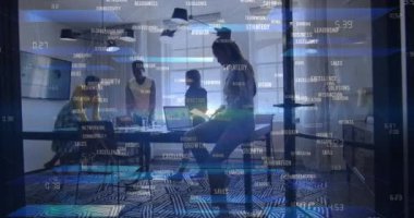 Ofisteki çeşitli iş adamları üzerinde veri işleme ve bağlantı ağının animasyonu. Küresel iş ve dijital arayüz kavramı dijital olarak oluşturulmuş video.