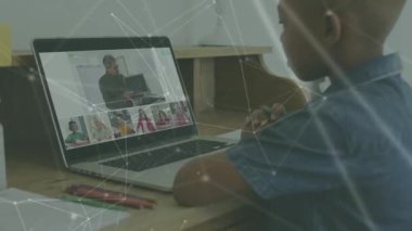 Çevrimiçi okul dersi için dizüstü bilgisayar kullanan Afrikalı Amerikalı bir çocuk üzerinden bağlantı ağının animasyonu. İletişim, teknoloji ve çevrimiçi eğitim konsepti dijital olarak oluşturuldu.