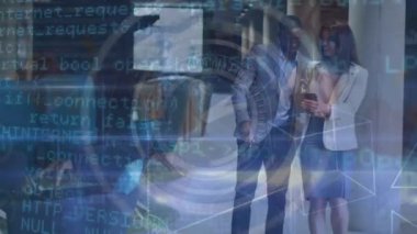 Ofisteki çeşitli kadın ve erkek iş arkadaşları üzerinde işlem çemberi ve verilerin animasyonu. İş, finans ve ekonomi kavramı dijital olarak oluşturulmuş video.