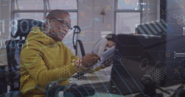 Afro-Amerikan iş adamının tablet kullanarak veri işleme animasyonu. küresel iş ve dijital arayüz kavramı dijital olarak oluşturulmuş video.