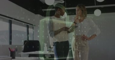 Ofisteki çeşitli iş adamları üzerinde asma kilit simgesiyle veri işleme animasyonu. Küresel iş, bilgisayar ve dijital arayüz kavramı dijital olarak oluşturulmuş video.