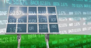 Güneş paneli üzerinde veri işleme animasyonu. Küresel iş, finans, dijital arayüz ve bağlantılar konsepti dijital olarak oluşturulmuş video.