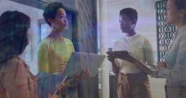 Ofisteki çeşitli kadın iş arkadaşlarının numaralarının animasyonu. İş, finans, veri işleme ve teknoloji konsepti dijital olarak oluşturulmuş video.