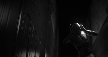 Karanlık tüneldeki canavar gibi sersemlemiş bir insan görüntüsü. Korku, korku, resim oyunları ve dijital olarak üretilen bilim kurgu konsepti.