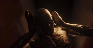 Karanlık tüneldeki canavar gibi sersemlemiş bir insan görüntüsü. Korku, korku, resim oyunları ve dijital olarak üretilen bilim kurgu konsepti.