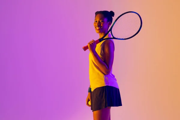 Imagen Una Jugadora Tenis Afroamericana Feliz Color Violeta Neón Iluminación — Foto de Stock