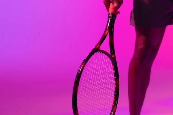 Imagen Sección Baja Del Tenista Afroamericano Masculino Iluminación Neón Violeta — Foto de Stock