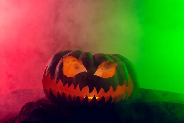 Composizione Zucca Intagliata Halloween Con Fumo Luce Verde Rossa Fondo — Foto Stock