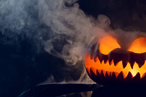 Composição Abóbora Halloween Esculpida Com Fumaça Fundo Preto Halloween Tradição — Fotografia de Stock