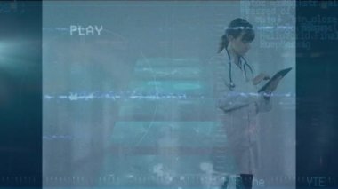 DNA ve beyaz kadın üzerinde arıza olan video animasyonu. Sağlık, bilim ve teknoloji konsepti dijital olarak üretilen video.