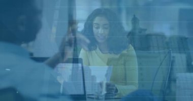 Ofisteki çeşitli iş adamları üzerinde finansal veri işleme ve şehir manzarasının animasyonu. Küresel iş ve dijital arayüz kavramı dijital olarak oluşturulmuş video.