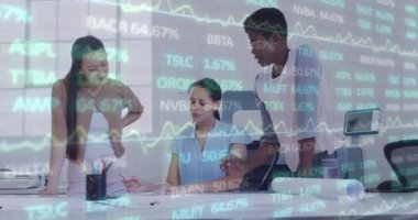 Ofisteki çeşitli kadın iş arkadaşlarının finansal verilerinin ve grafiklerinin animasyonu. İş, finans, ekonomi ve işbirliği konsepti dijital olarak oluşturulmuş video.