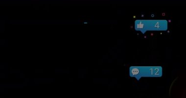 Erkek futbolcunun topa vurması üzerine sosyal medya tepkilerinin animasyonu. Sosyal medya ve spor konsepti dijital olarak oluşturulmuş video.