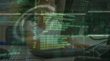 Bilgisayar kullanan melez kızın dijital ekran ve veri işleme animasyonu. Ağ, iletişim ve teknoloji konsepti dijital olarak oluşturulmuş video.