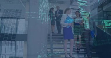 Ofisteki çeşitli iş adamları üzerinde veri işleme animasyonu. Küresel iş ve dijital arayüz kavramı dijital olarak oluşturulmuş video.