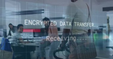 Ofisteki çeşitli iş adamları üzerinde veri işleme animasyonu. Küresel iş ve dijital arayüz kavramı dijital olarak oluşturulmuş video.