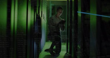 Beyaz kadın çalışanın sunucu odasında veri işleme animasyonu. Bilgisayar güvenliği günü ve dijital olarak oluşturulan video konsepti.