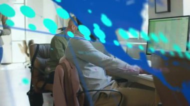 Akıllı telefon kullanarak Afro-Amerikan iş adamının veri işleme ve dünya haritasının animasyonu. Küresel iş ve dijital arayüz kavramı dijital olarak oluşturulmuş video.