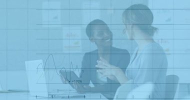 Ofisteki çeşitli iş adamları üzerinde finansal veri işleme animasyonu. Küresel iş ve dijital arayüz kavramı dijital olarak oluşturulmuş video.