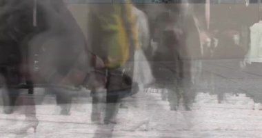 Sokakta yürüyen insanlarla zaman çizelgesinin animasyonu. Yaşam tarzı ve şehir hayatı konsepti dijital olarak oluşturulmuş video.