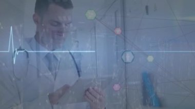 Kafkas erkek doktor üzerinde kalp atışının animasyonu koridorda koşan bir doktor. Sağlık, tıp ve teknoloji konsepti dijital olarak üretilen video.