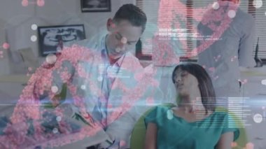 Kafkas erkek doktorun hastayla konuştuğu DNA iplikçiklerinin animasyonu. Küresel tıp ve dijital arayüz kavramı dijital olarak oluşturulmuş video.