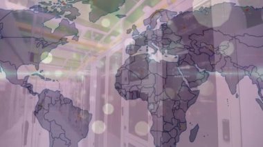 Sunucu odasının üzerindeki dünya haritasının animasyonu. küresel iş ve dijital arayüz kavramı dijital olarak oluşturulmuş video.
