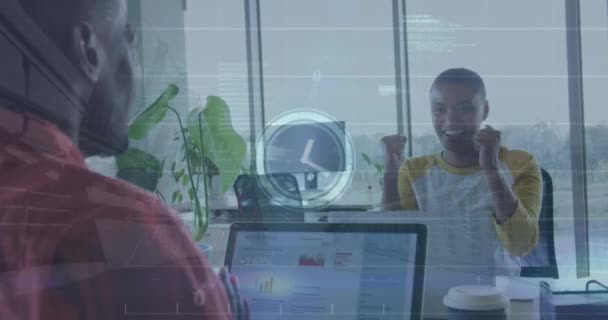 Ofisteki Çeşitli Adamları Üzerinde Veri Işleme Saat Animasyonu Küresel Dijital — Stok video