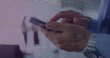 Akıllı telefon kullanan bir işadamının orta kesiminde borsa verileri işleniyor. Küresel ekonomi ve iş teknolojisi kavramı