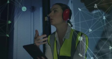 Kafkas kadın sunucu odası çalışanı üzerindeki simgelerle bağlantı ağının animasyonu. Bulut hesaplama kavramı dijital olarak oluşturulmuş video konsepti.