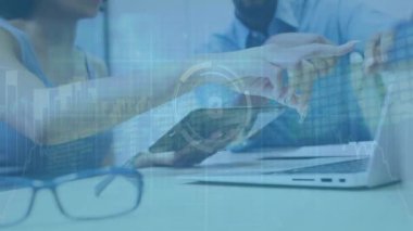 Birkaç Afro-Amerikan iş adamı üzerinde veri işleme animasyonu. Dijital olarak oluşturulmuş küresel bağlantılar, finans, veri işleme ve dijital arayüz kavramı.