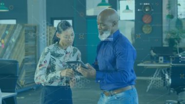 Çeşitli kadın ve erkeğin ofiste birlikte çalışmasıyla ilgili veri ve dünya animasyonları. İş, işbirliği ve teknoloji konsepti dijital olarak oluşturulmuş video.