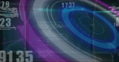 Veri işleme ve tarama animasyonları karanlık arkaplanı inceliyor. Küresel internet güvenliği, veri işleme, bağlantılar ve dijital arayüz kavramı dijital olarak oluşturulmuş video.