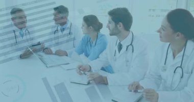 Finansal grafiklerin ve çeşitli doktorların konuştuğu ve dizüstü bilgisayar kullandığı verilerin animasyonu. sağlık, tıp mesleği, ekonomi, finans ve teknoloji konsepti dijital olarak oluşturulmuş video.