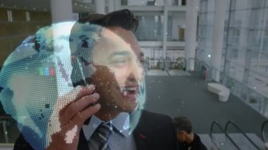 Akıllı telefon kullanan iki ırklı iş adamının küreyi ve bağlantıları. küresel iş, dijital arayüz ve veri işleme kavramı dijital olarak oluşturulmuş video.