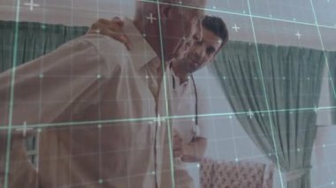 Yaşlılarla birlikte beyaz erkek doktor üzerinde dijital veri işleme animasyonu. Üst düzey sağlık hizmeti konsepti dijital olarak oluşturulmuş video.